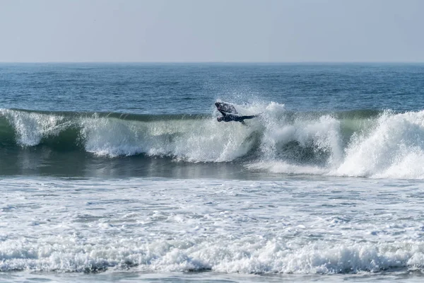 Bodyboarder Surfování Oceánu Vlnu Slunečného Dne — Stock fotografie