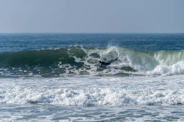 Bodyboarder Surfeando Ola Oceánica Día Soleado — Foto de Stock