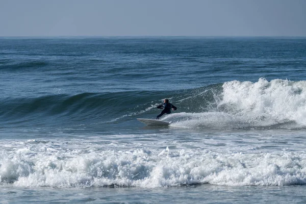 Surfista Azione Sulle Onde Dell Oceano Una Giornata Sole — Foto Stock