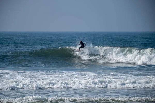 Surfer Aktion Auf Den Wellen Des Ozeans Einem Sonnigen Tag — Stockfoto