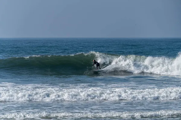 Surfista Ação Nas Ondas Oceano Dia Ensolarado — Fotografia de Stock