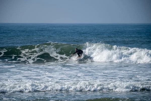 Surfař Akci Vlnách Slunečného Dne — Stock fotografie