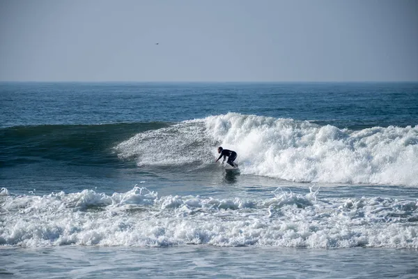 Surfista Azione Sulle Onde Dell Oceano Una Giornata Sole — Foto Stock