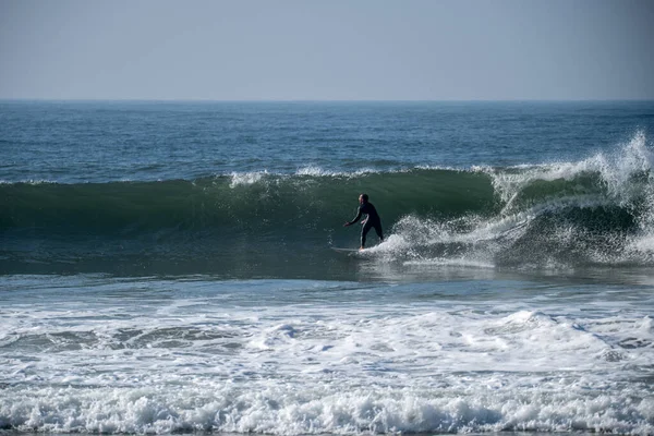 Okyanus Dalgaları Üzerinde Eylem Güneşli Bir Sörfçü — Stok fotoğraf