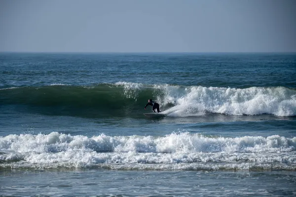 Surfista Ação Nas Ondas Oceano Dia Ensolarado — Fotografia de Stock