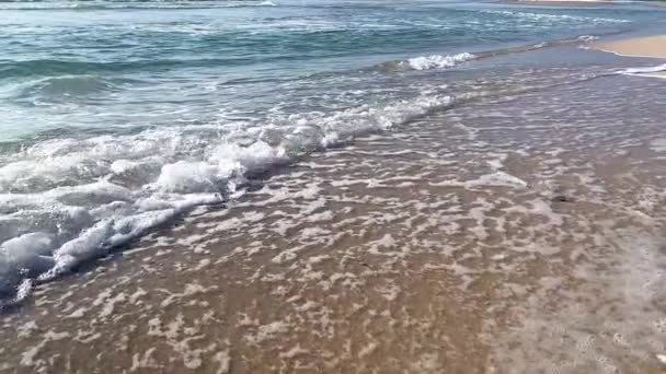 Θαλασσινά Κύματα Βυθίζουν Άμμο Παραλία Στην Ακτογραμμή Αργή Κίνηση Επιφάνεια — Αρχείο Βίντεο