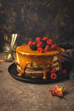 Böğürtlenli ve ahududulu lezzetli karamel keki..