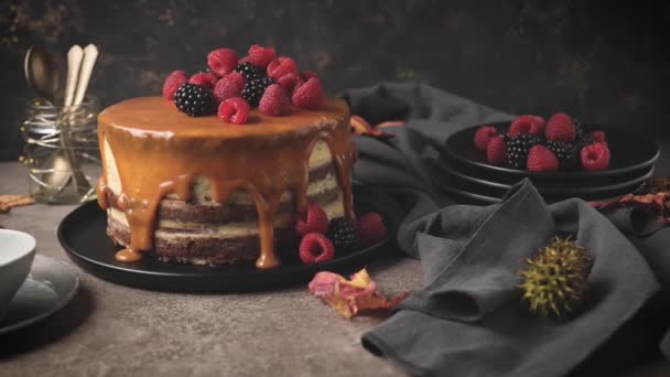 Вкусный Карамельный Торт Ежевикой Малиной — стоковое видео