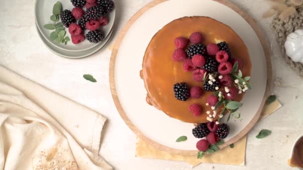 Délicieux Gâteau Caramel Aux Mûres Framboises — Video