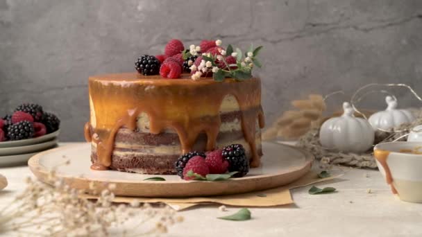 Вкусный Карамельный Торт Ежевикой Малиной — стоковое видео