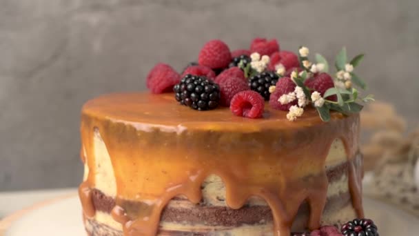 블랙베리와 라즈베리를 곁들인 맛있는 캐러멜 케이크 — 비디오