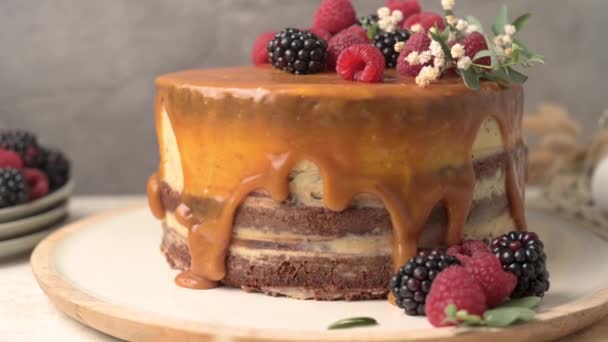 Deliziosa Torta Caramello Con More Lamponi — Video Stock