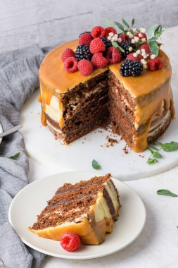 Böğürtlenli ve ahududulu lezzetli karamel keki..