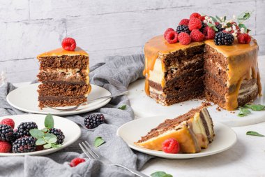 Böğürtlenli ve ahududulu lezzetli karamel keki..