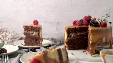 Böğürtlenli ve ahududulu lezzetli karamel keki..