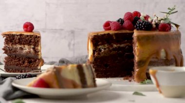 Böğürtlenli ve ahududulu lezzetli karamel keki..