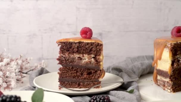 Deliziosa Torta Caramello Con More Lamponi — Video Stock