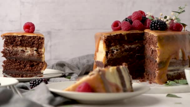 带有黑莓和覆盆子的美味焦糖蛋糕 — 图库视频影像