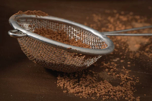 Poudre Cacao Tamis Sur Fond Brun — Photo