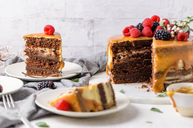 Böğürtlenli ve ahududulu lezzetli karamel keki..