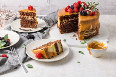 Böğürtlenli ve ahududulu lezzetli karamel keki..