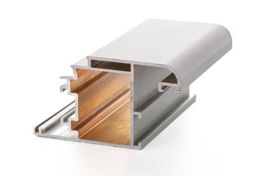 Beyaz arkaplanda izole edilmiş alüminyum profil örneği.