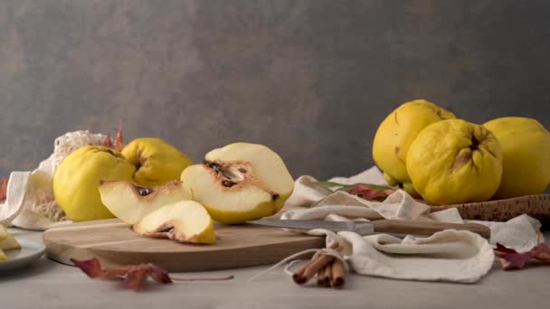 Quinces Jaunes Mûrs Fruits Pomme Reine Moitiés Tranchées Coing Avec — Video