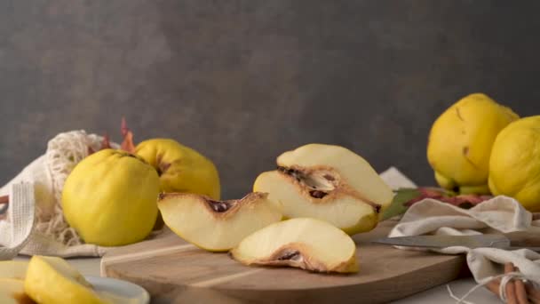 Dojrzałe Żółte Pigwy Lub Królowa Apple Owoców Plasterki Pigwa Połówki — Wideo stockowe