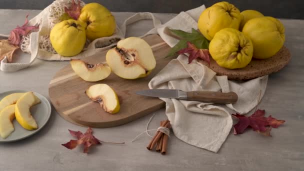 Dojrzałe Żółte Pigwy Lub Królowa Apple Owoców Plasterki Pigwa Połówki — Wideo stockowe