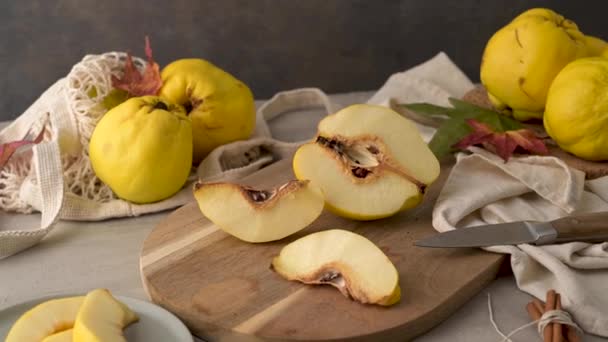 Quinces Jaunes Mûrs Fruits Pomme Reine Moitiés Tranchées Coing Avec — Video