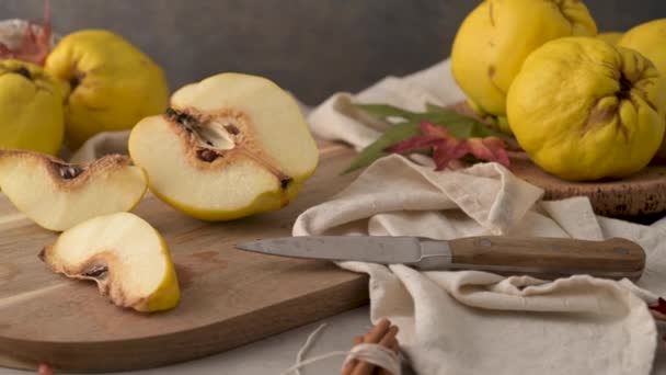 Quinces Jaunes Mûrs Fruits Pomme Reine Moitiés Tranchées Coing Avec — Video