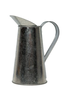 Beyaz üzerine izole edilmiş boyanmamış çinko kaplama teneke sürahi yan görünümü