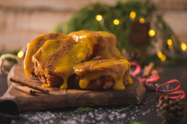 Traditionele Kerstrabanadas Met Eidooiercrème Kaneel Spaanse Torrijas Close Het Aanrecht — Stockfoto