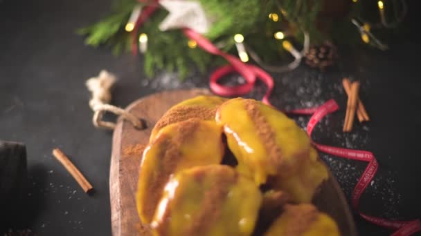 卵黄クリームとシナモンと伝統的なクリスマスラバナーダ スペインのTorrijasはカウンターの上に閉じます — ストック動画