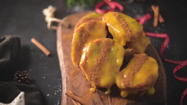 传统的圣诞Rabanadas与蛋黄奶油和肉桂 西班牙Torrijas关门在台面上 — 图库视频影像
