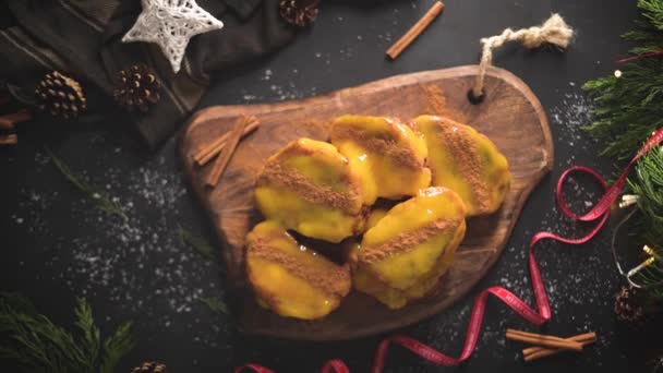 Tradycyjne Rabany Bożonarodzeniowe Kremem Żółtka Cynamonem Hiszpańskie Torrijas Zbliżyć Blat — Wideo stockowe