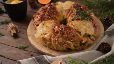 Bolo Rainha ya da Kraliçe Pastası, Noel, Karnaval ya da Arkaplanda sıcak portakallı Mardi Gras Yapımı.