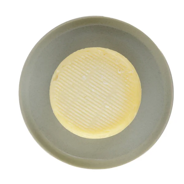 陶瓷盘上的圆形奶酪 白色背景隔离 — 图库照片