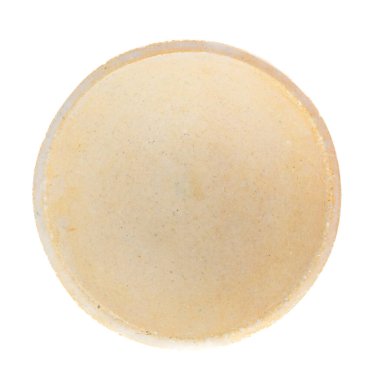 Beyaz yansıtıcı arka planda sarı seramik kase