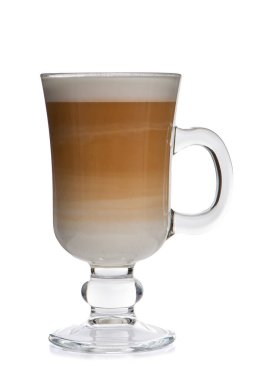 Cam fincan karıştırmak latte kahve köpüğü, beyaz arka plan