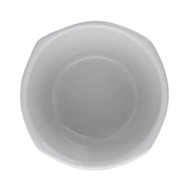 Beyaz yansıtıcı arka planda beyaz seramik kase