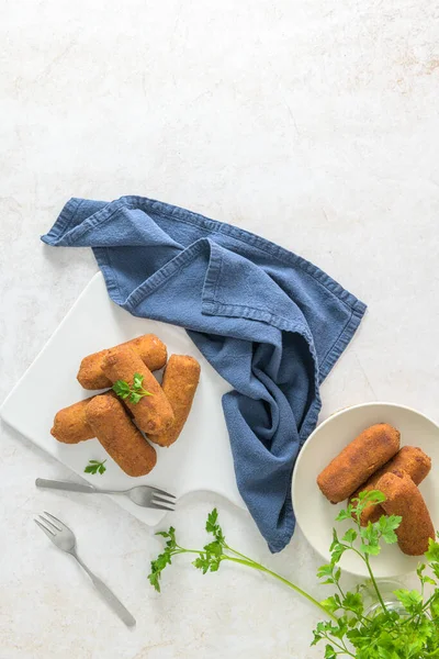 Kroketleri Maydanoz Yaprakları Mutfak Tezgahındaki Beyaz Seramik Tabaklarda — Stok fotoğraf