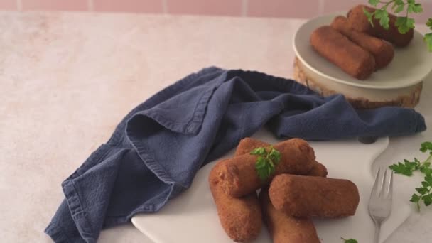 Κρέας Κροκέτες Και Φύλλα Μαϊντανού Λευκά Κεραμικά Πιάτα Πάγκο Κουζίνας — Αρχείο Βίντεο