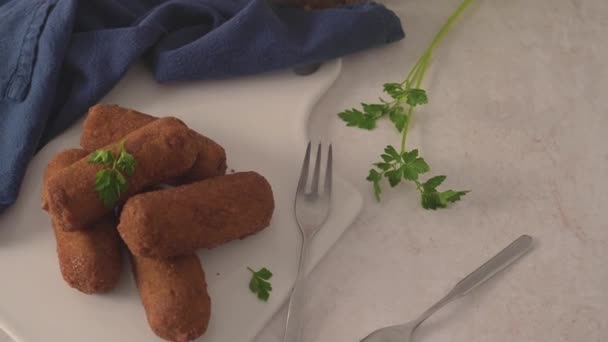 Κρέας Κροκέτες Και Φύλλα Μαϊντανού Λευκά Κεραμικά Πιάτα Πάγκο Κουζίνας — Αρχείο Βίντεο