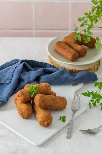 Húsos Krokettek Petrezselyemlevelek Fehér Kerámia Edényeken Konyhai Pult Tetején — Stock Fotó