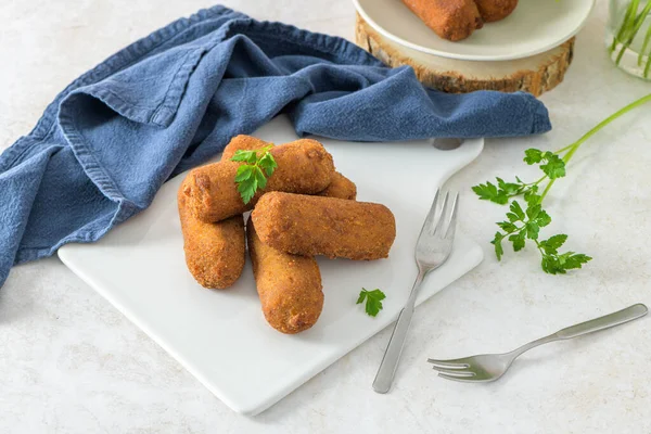 Húsos Krokettek Petrezselyemlevelek Fehér Kerámia Edényeken Konyhai Pult Tetején — Stock Fotó