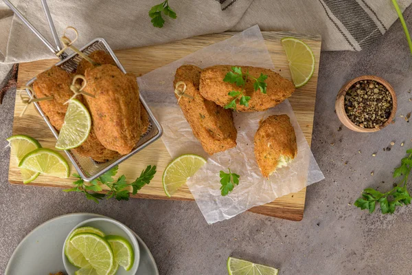 Dumplingar Torsk Eller Bolinhos Bacalhau Och Persiljeblad Och Citroner Skärbräda — Stockfoto