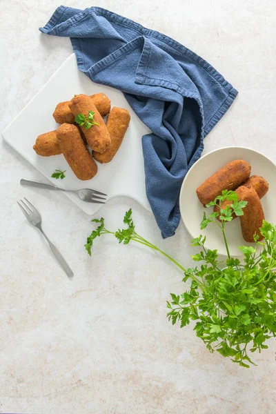 Kroketleri Maydanoz Yaprakları Mutfak Tezgahındaki Beyaz Seramik Tabaklarda — Stok fotoğraf