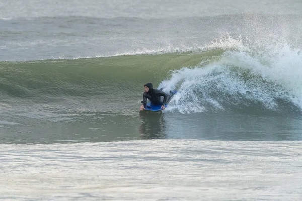 Bodyboarder Surfen Oceaan Golf Een Bewolkte Winterdag — Stockfoto