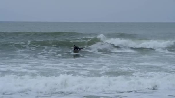 Bodyboarder Surfar Onda Oceano Dia Nublado Inverno — Vídeo de Stock